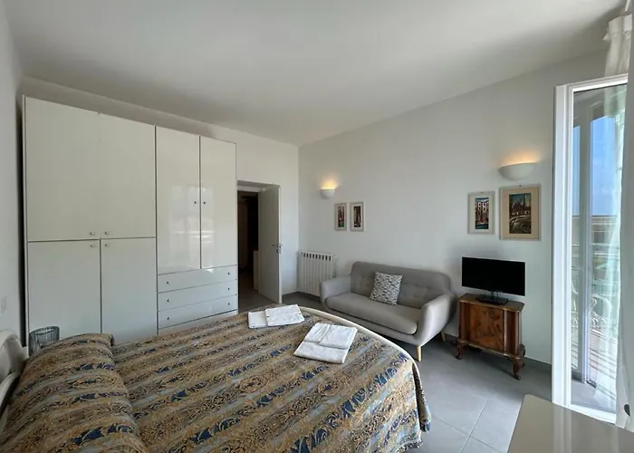 Silvia House Sea View 레반토